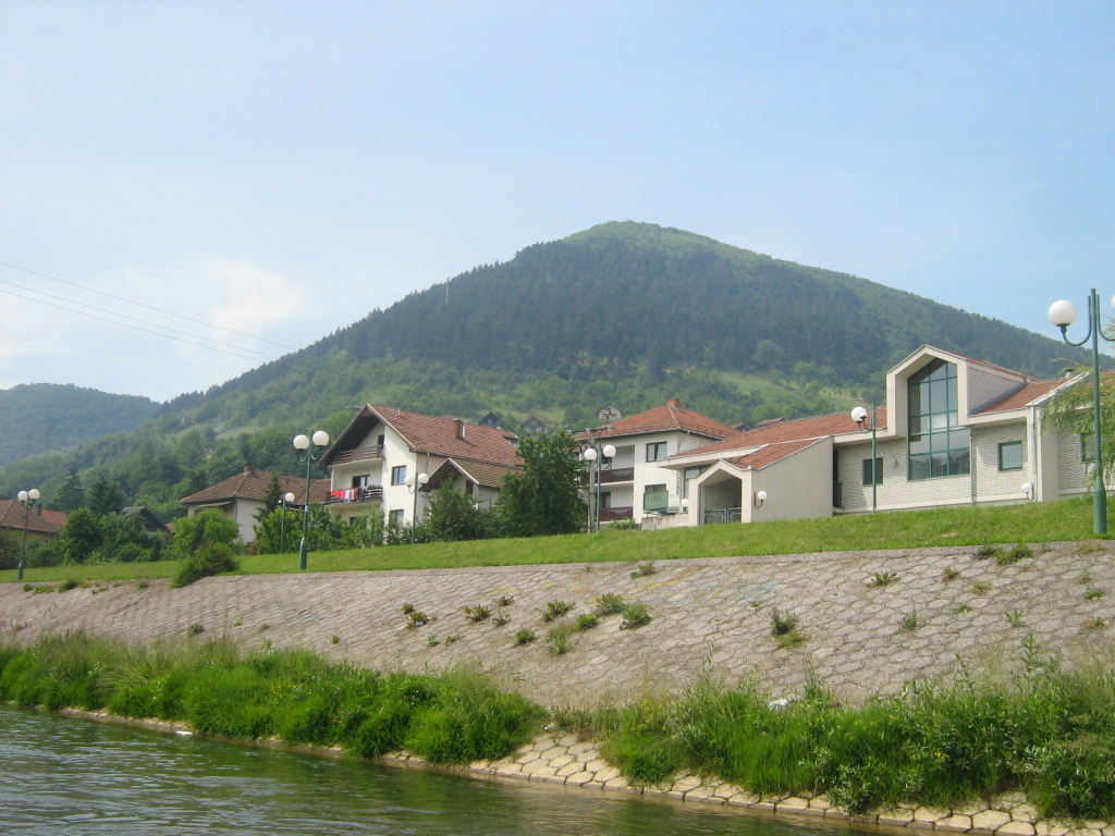 Piramidi di Visoko: la Verità Dietro il Mistero della Bosnia (2026) 2 Piramidi di Visoko: la collina di Visočica vista dalla città, con la sua sagoma triangolare