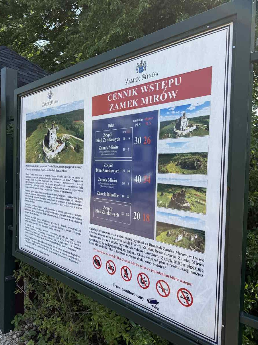 Cartello ufficiale con i prezzi dei biglietti del castello di Mirow