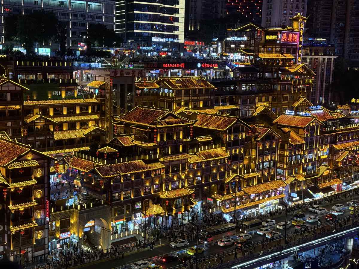 Il quartiere di Hongyadong a Chongqing illuminato di notte