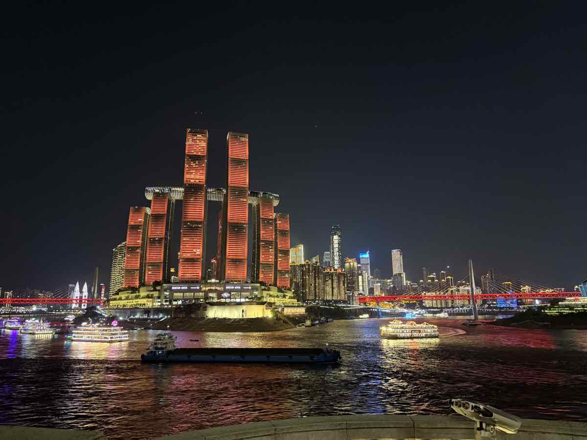 Itinerario Cina 18 Giorni Fai-da-te: Guida Completa 2026 5 Skyline di Chongqing tra grattacieli e nebbia