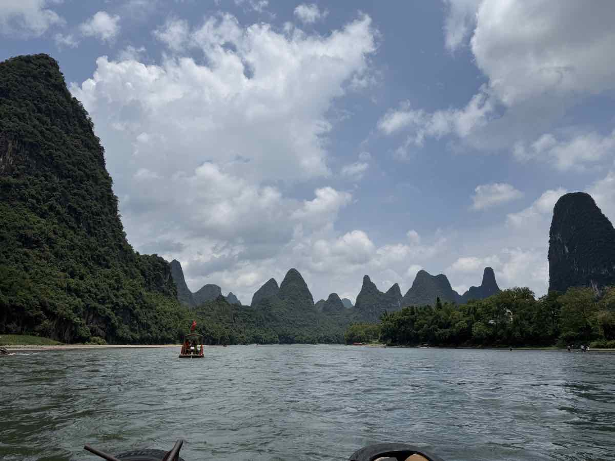 Zattera di bambù sul fiume Li tra Guilin e Yangshuo