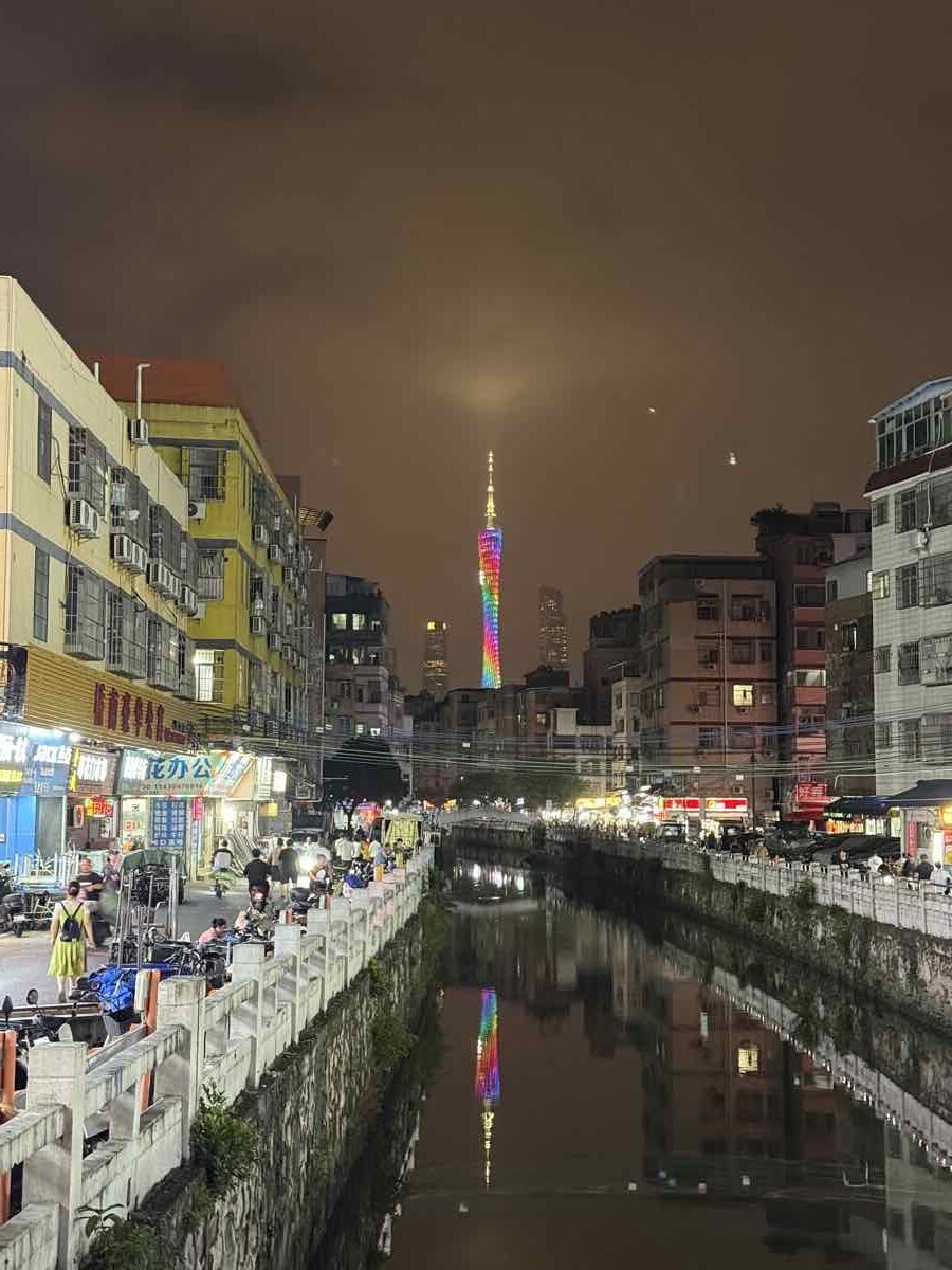 Itinerario Cina 18 Giorni Fai-da-te: Guida Completa 2026 3 Canton Tower a Guangzhou vista sul fiume delle Perle