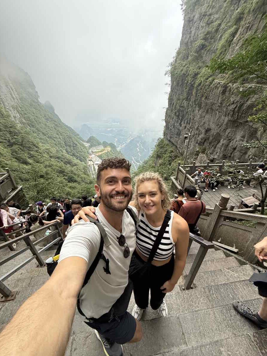 Zhangjiajie: Guida Completa per Visitare le Montagne di Avatar (2026) 5 La scalinata dei 999 gradini verso la Porta del Cielo a Tianmen Shan