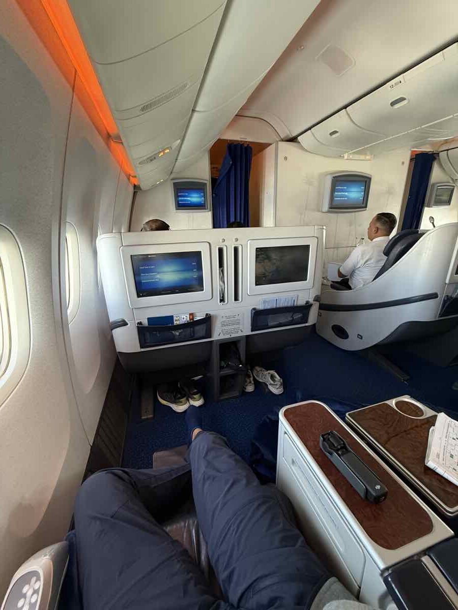 Treno o Aereo in Cina: Quale Conviene Scegliere nel 2026? 2 Treno o aereo in Cina: a bordo di un volo di lungo raggio