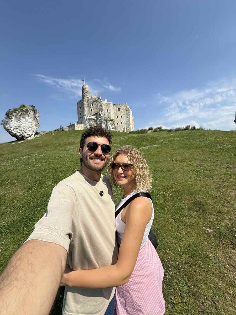 Visitatori davanti al castello di Mirow in Polonia