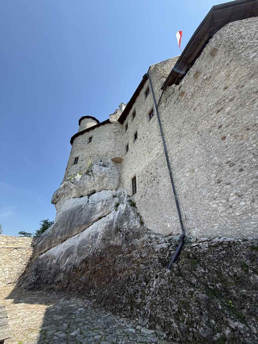 Cortile interno restaurato del castello di Bobolice