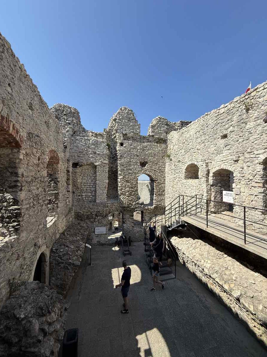 Cortile interno tra le mura del castello di Ogrodzieniec