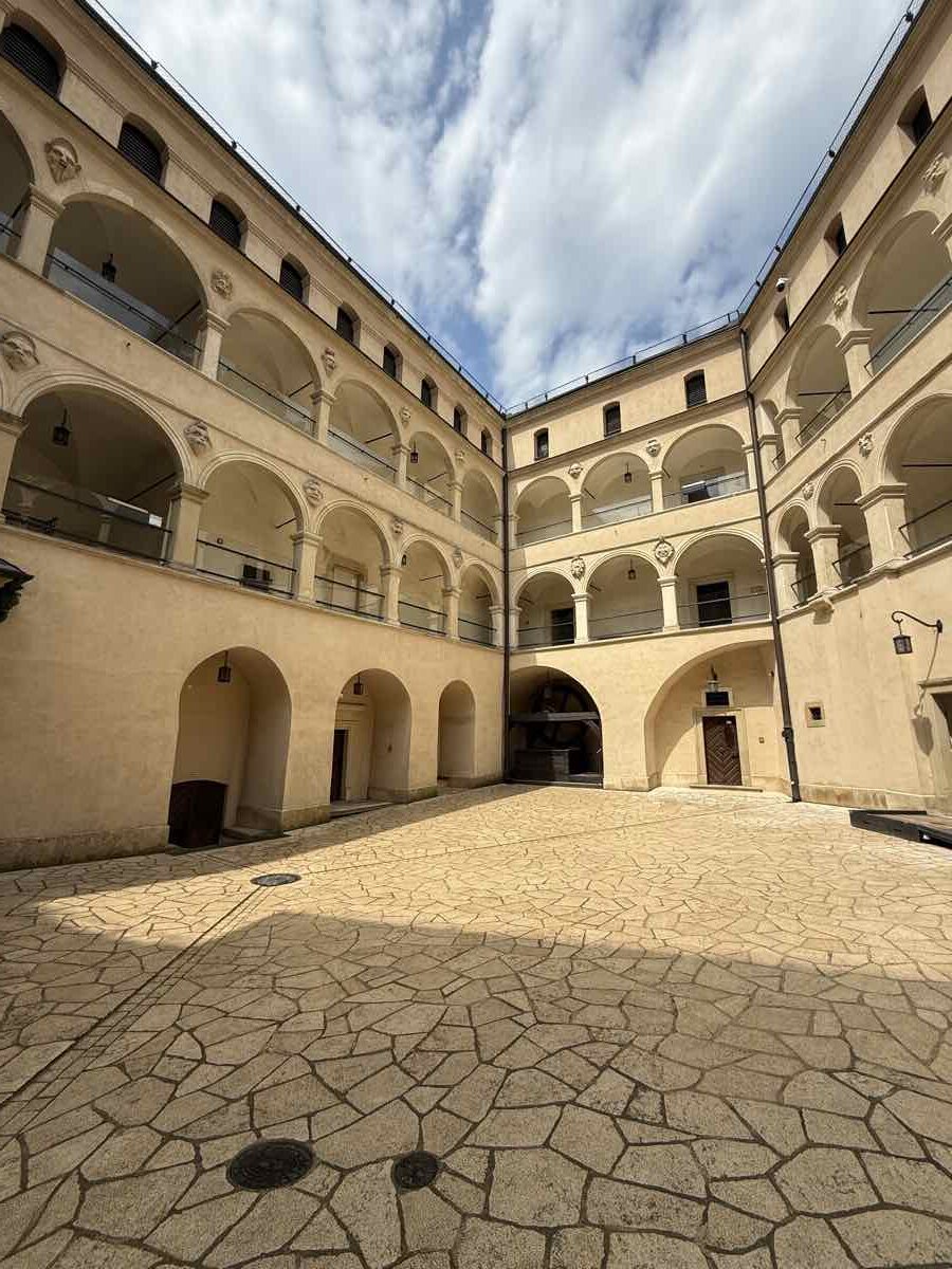 Cortile rinascimentale con loggiati del castello di Pieskowa Skala