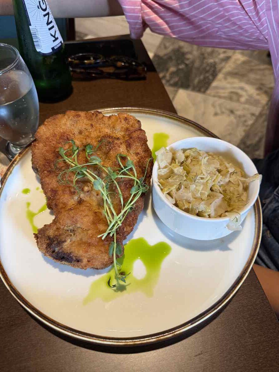 Kotlet schabowy, cotoletta di maiale impanata tipica polacca