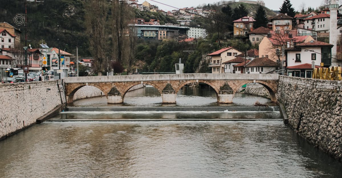 Piramidi di Visoko: la Verità Dietro il Mistero della Bosnia (2026) 3 Ponte storico sulla Miljacka a Sarajevo, vicino a Visoko