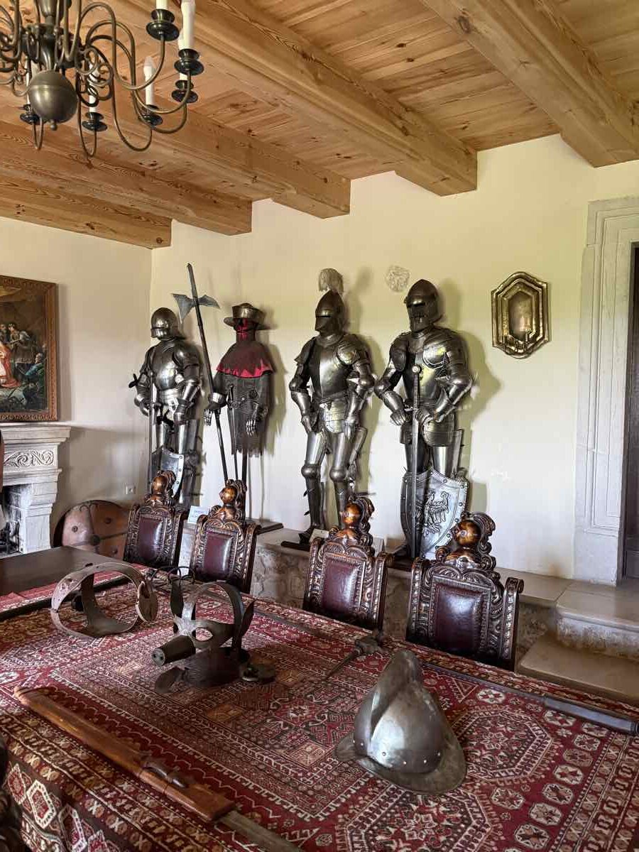 Sala con armature medievali all'interno del castello di Bobolice