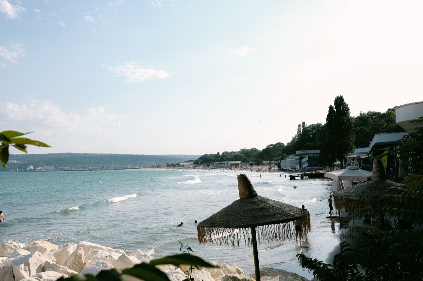 Weekend Economico a Varna: Cosa Vedere e Costi 4 Varna Bulgaria spiaggia con ombrelloni, Mar Nero