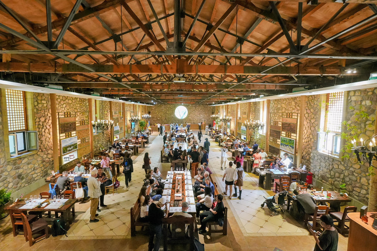 La sala di degustazione della cantina Zhihui Yuanshi, ai piedi dei monti Helan