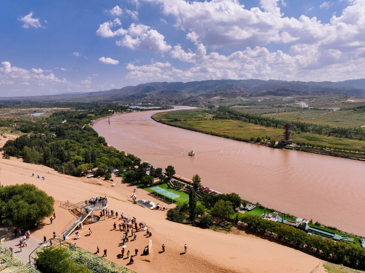 Il Fiume Giallo accanto alle dune del deserto del Tengger a Shapotou