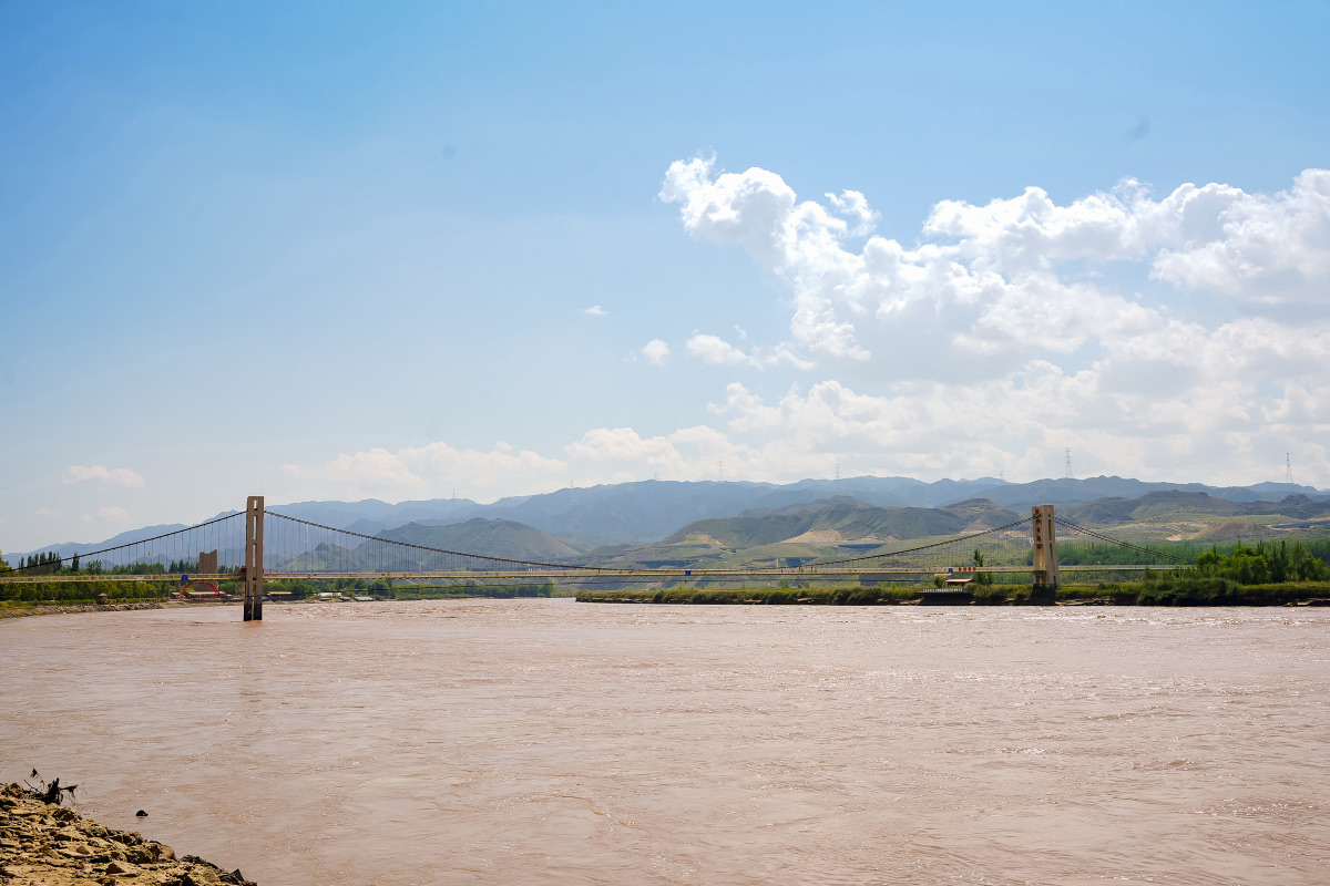 Shapotou, Cina: il deserto del Tengger incontra il Fiume Giallo 5 Il Fiume Giallo a Shapotou con il ponte sospeso