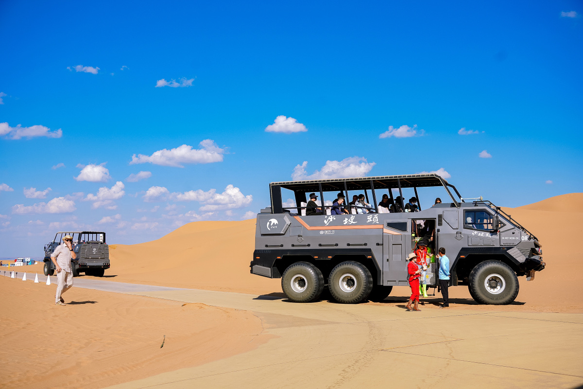 Shapotou, Cina: il deserto del Tengger incontra il Fiume Giallo 2 Il fuoristrada gigante sulle dune del deserto del Tengger a Shapotou