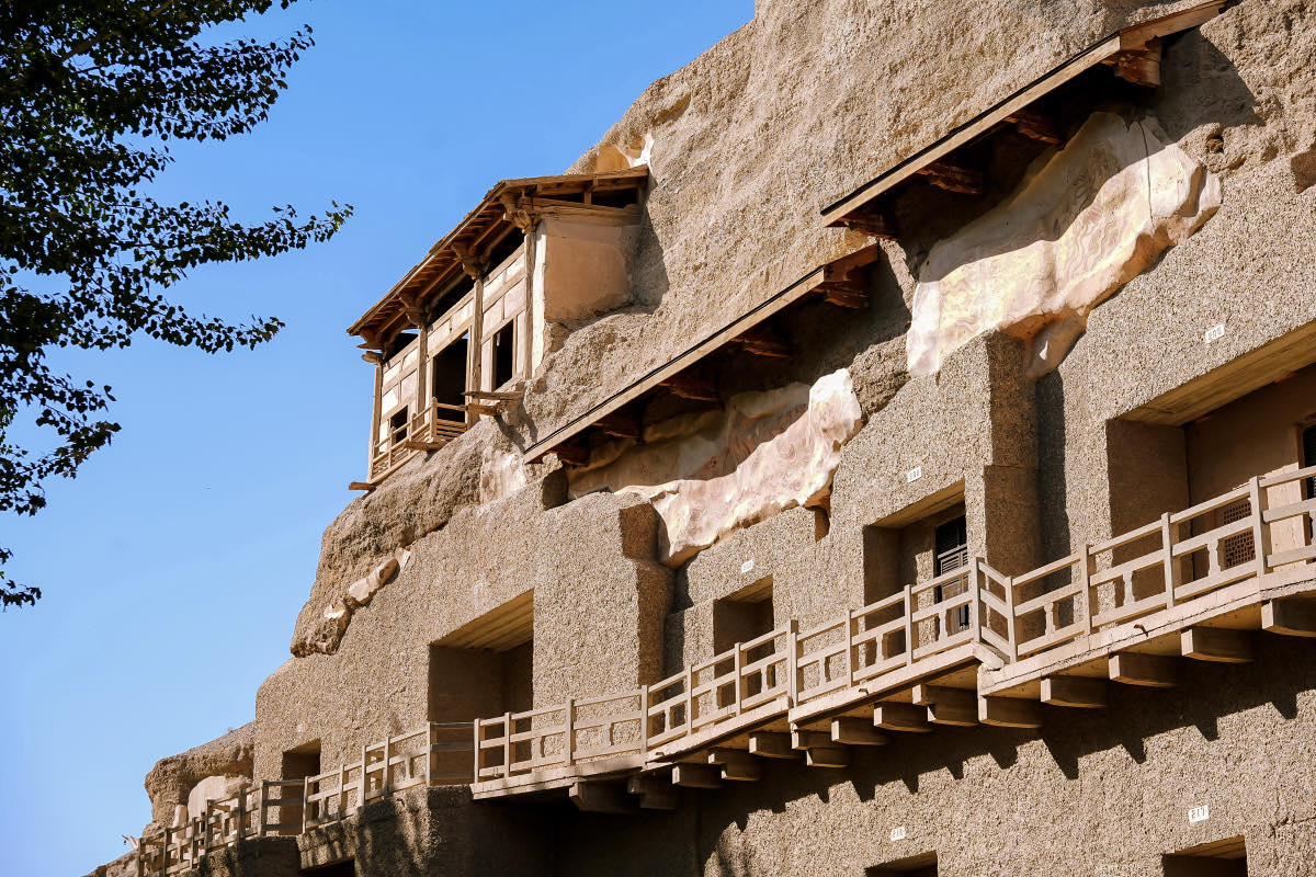 Le balconate davanti alle grotte di Mogao