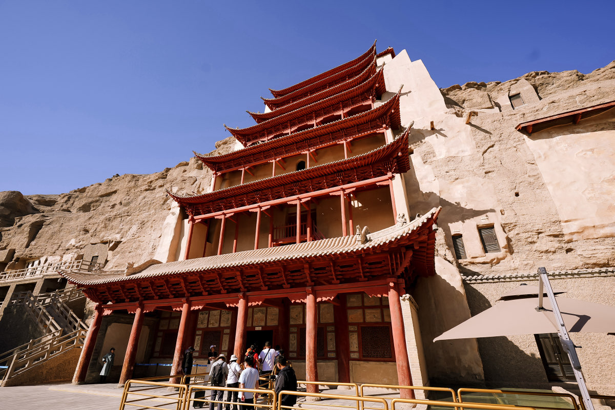 La facciata a nove piani delle grotte di Mogao a Dunhuang