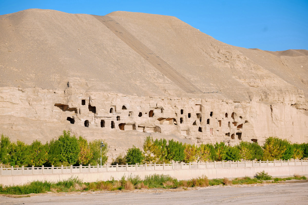 La parete di roccia con le grotte di Mogao