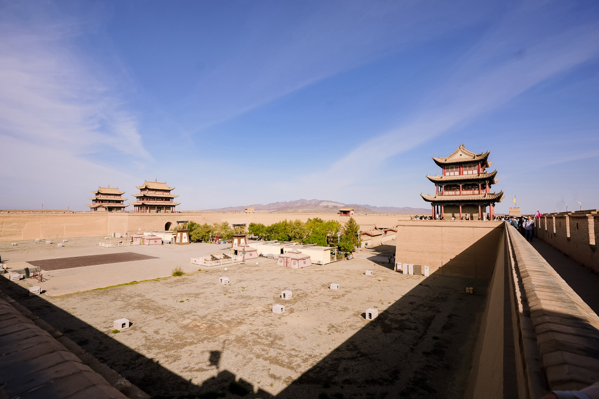 Le mura e il cortile interno della fortezza di Jiayuguan