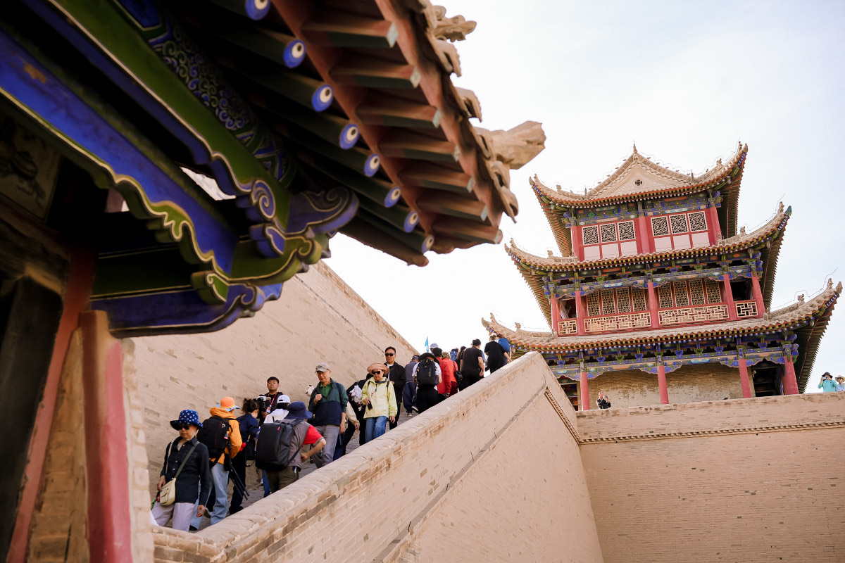 Le scale che salgono alle mura di Jiayuguan