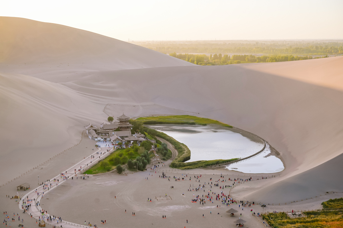 Il lago della Mezzaluna tra le dune di Mingsha a Dunhuang