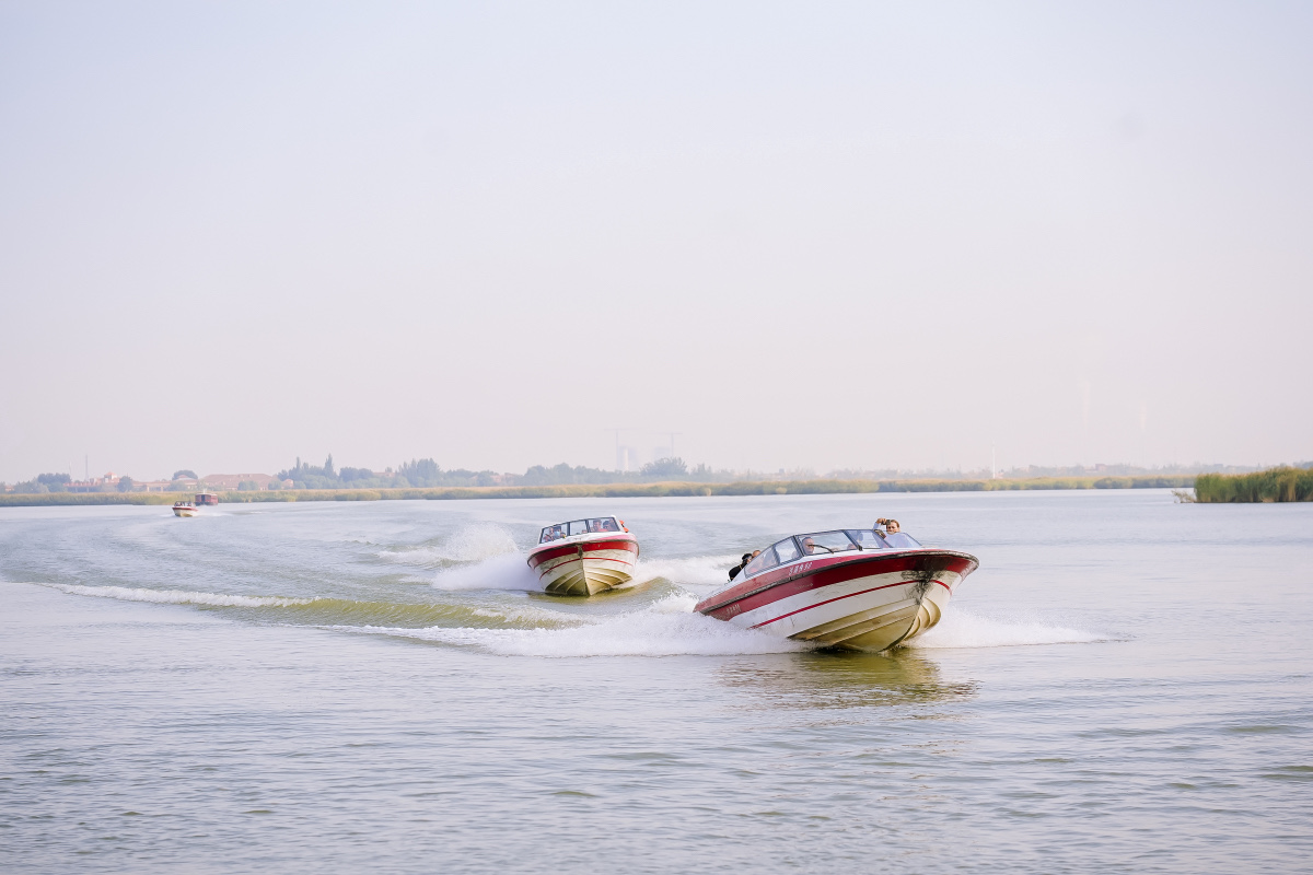 I motoscafi che attraversano il lago Shahu nel Ningxia