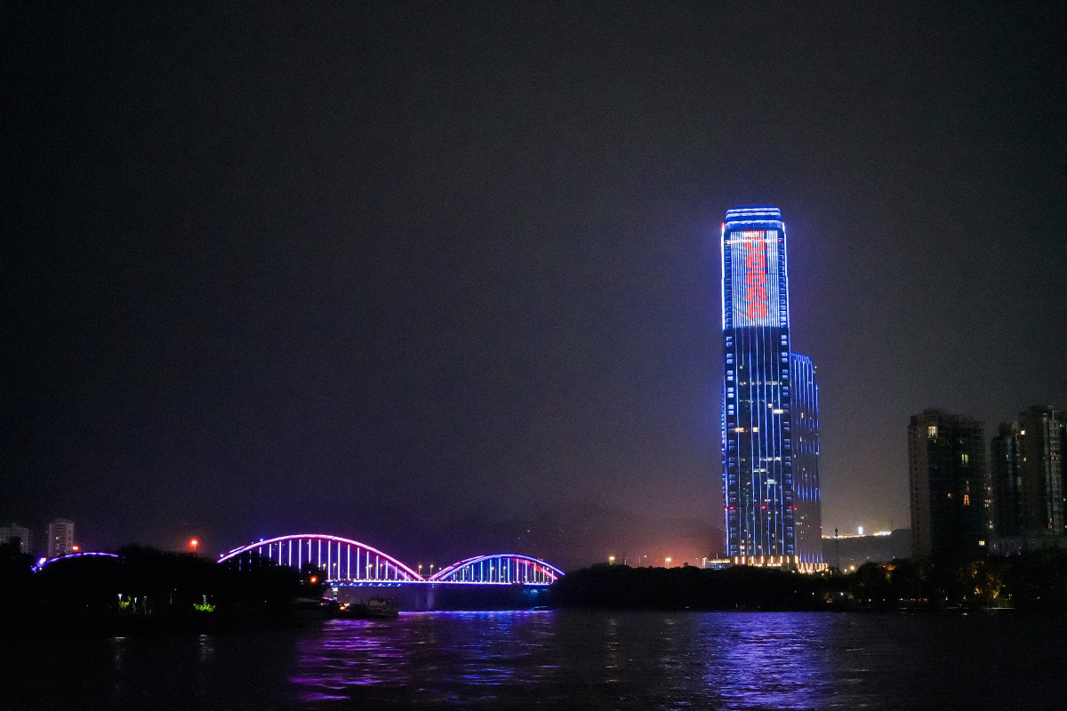 Lanzhou di notte, con il Fiume Giallo e i ponti illuminati