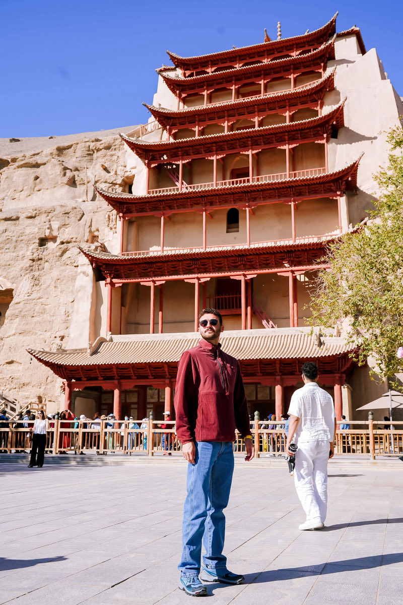 Grotte di Mogao a Dunhuang: guida completa alla visita 7 Leonardbells davanti alla facciata a nove piani delle grotte di Mogao
