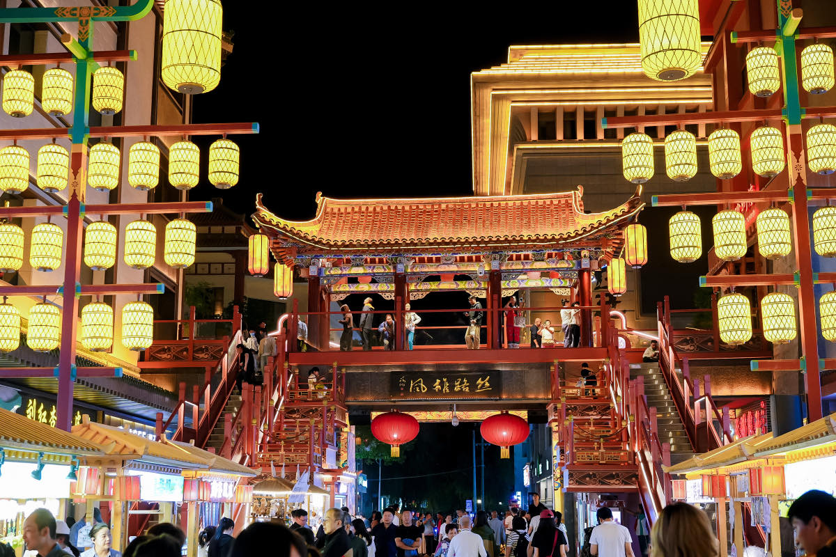Il mercato notturno di Shazhou a Dunhuang