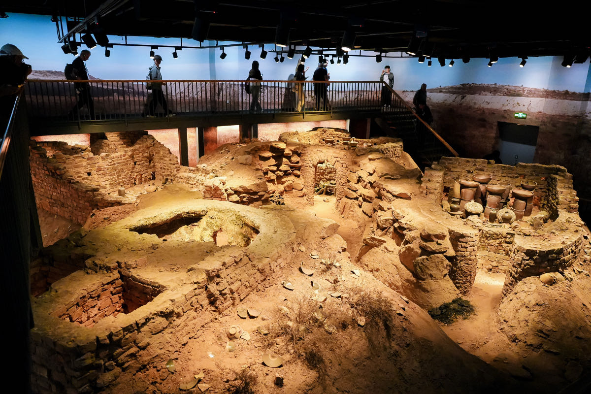 Tombe imperiali Xixia: le "piramidi cinesi" del Ningxia 4 Resti di fornaci e ceramiche esposti nel museo delle tombe Xixia