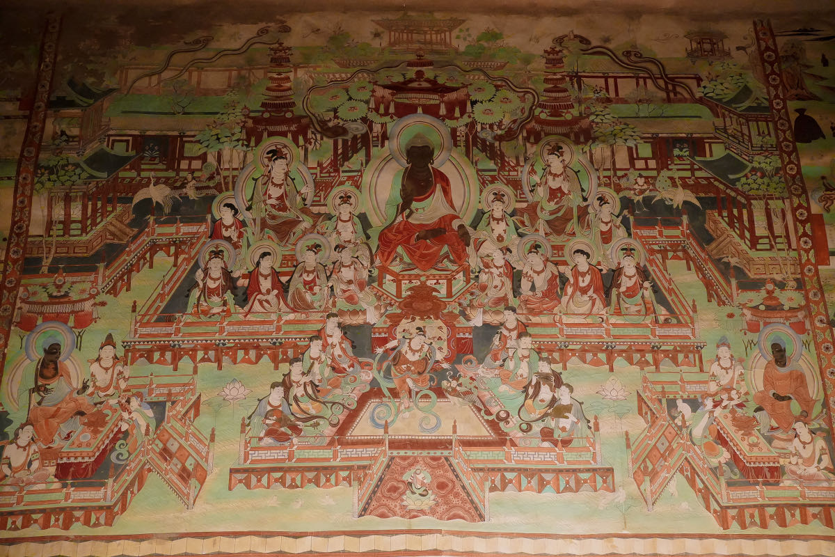 Grotte di Mogao a Dunhuang: guida completa alla visita 6 Riproduzione di un affresco di Mogao con un Buddha al centro tra padiglioni e figure