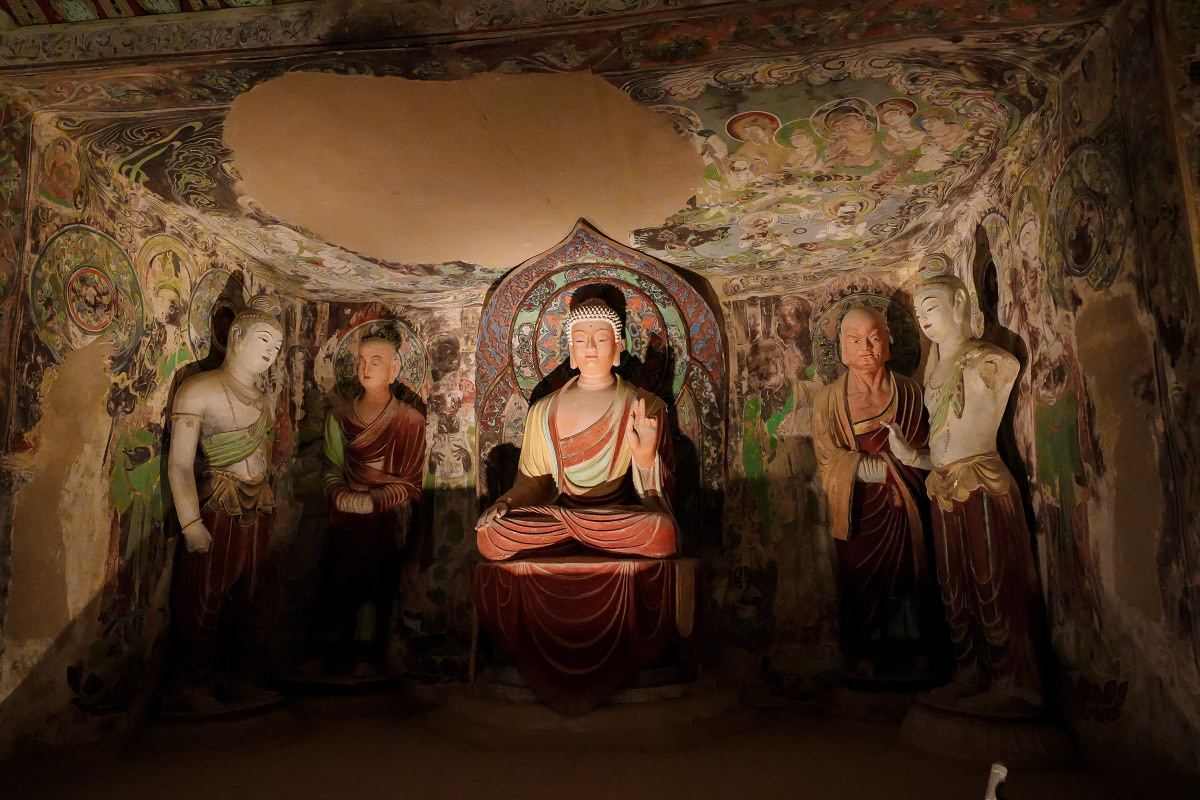 Grotte di Mogao a Dunhuang: guida completa alla visita 3 Riproduzione di una grotta di Mogao con statue di Buddha