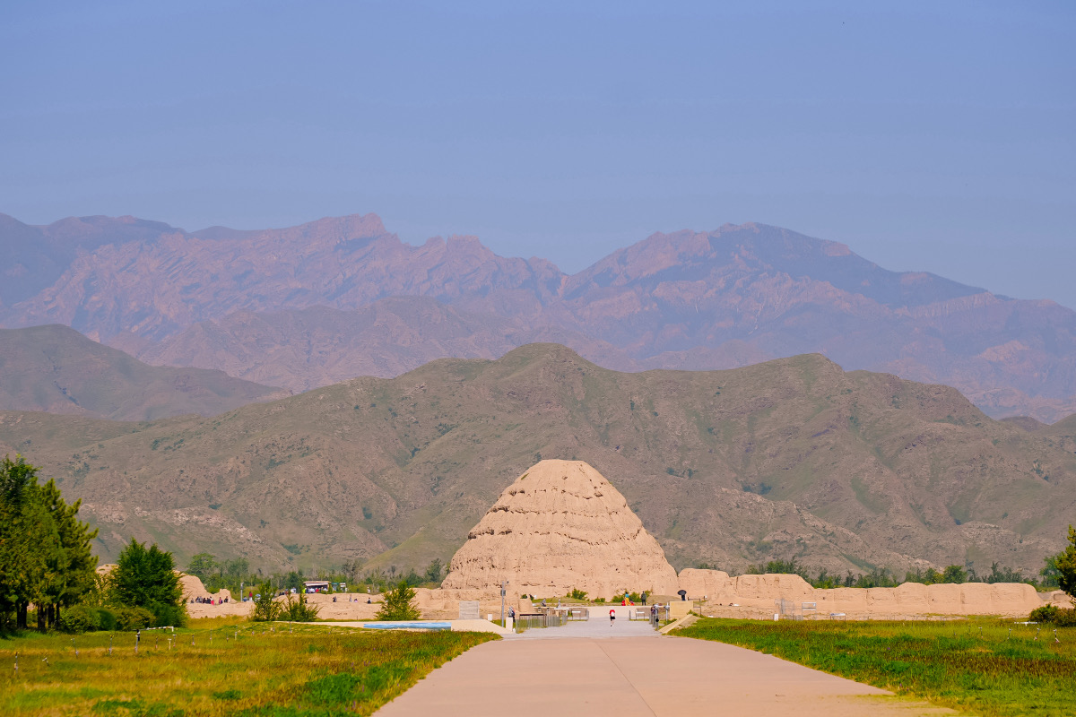 Tombe imperiali Xixia: le "piramidi cinesi" del Ningxia 2 Tombe imperiali Xixia ai piedi dei monti Helan, nel Ningxia