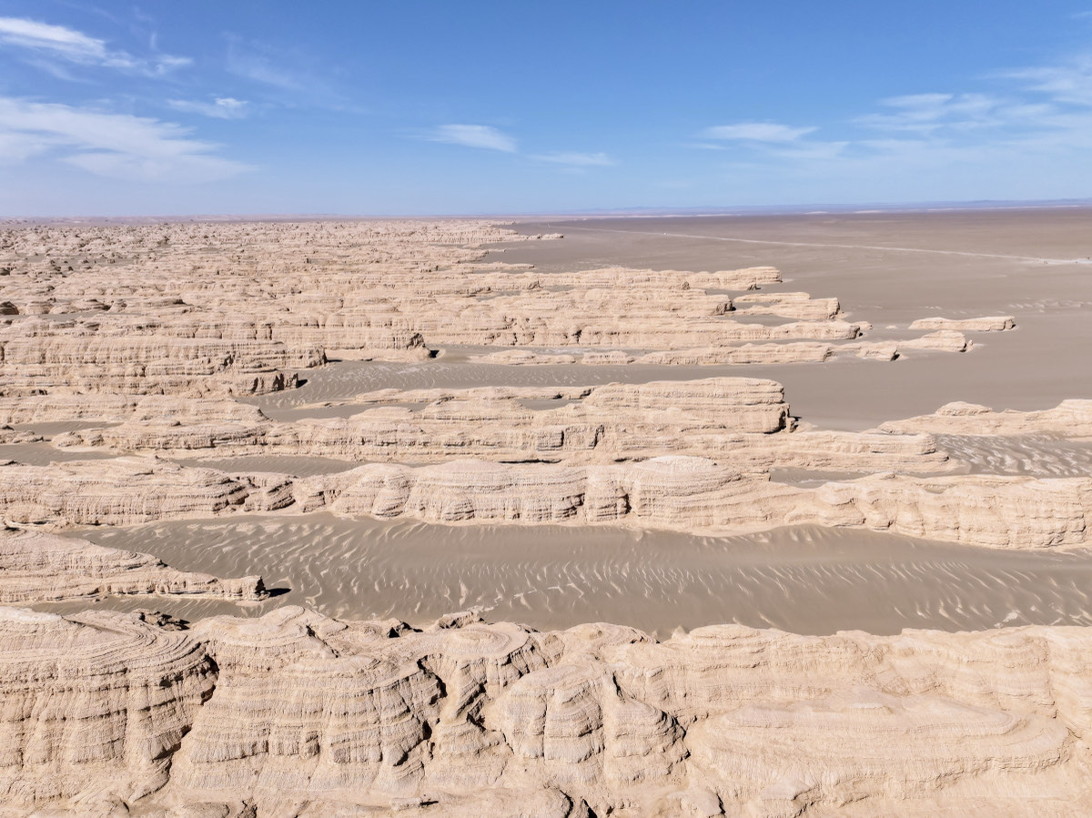 Le creste dello Yadan National Geopark viste dall'alto, nel deserto del Gobi