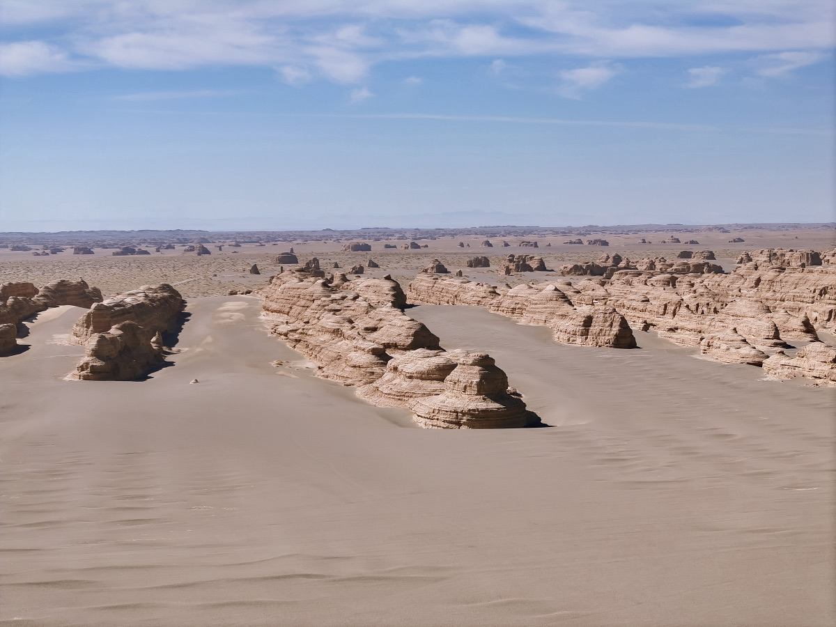 File di formazioni rocciose nel deserto dello Yadan
