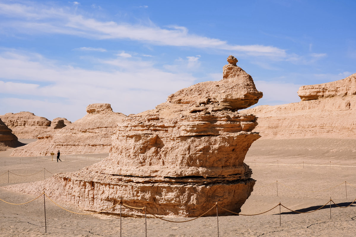 Una formazione di roccia scolpita dal vento nello Yadan National Geopark