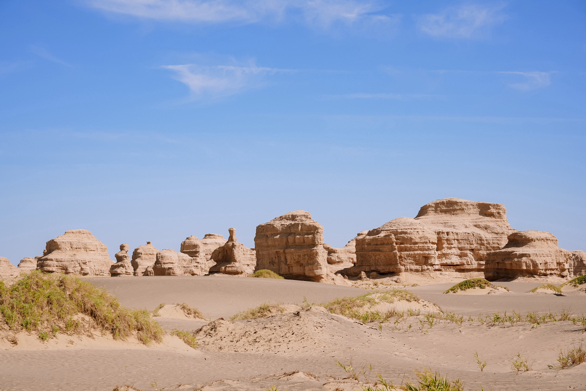 Formazioni di roccia dello Yadan tra la sabbia e gli arbusti del Gobi