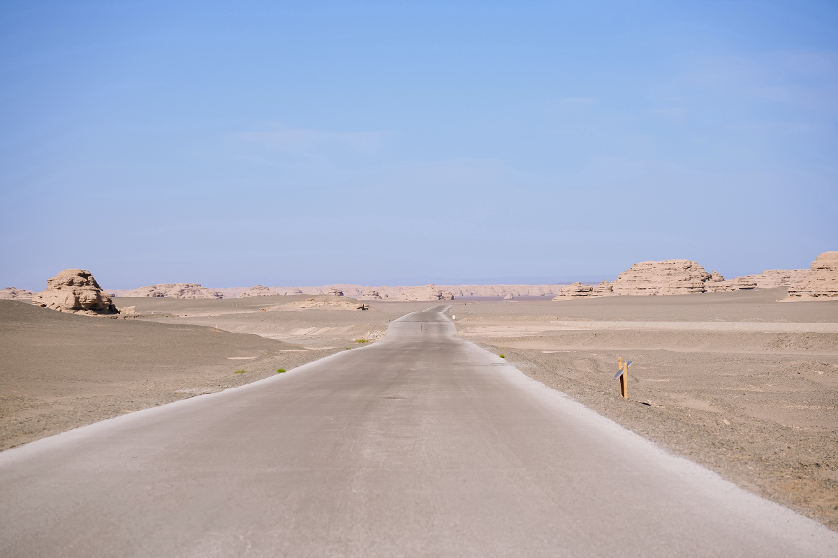 La strada che attraversa lo Yadan National Geopark vicino a Dunhuang