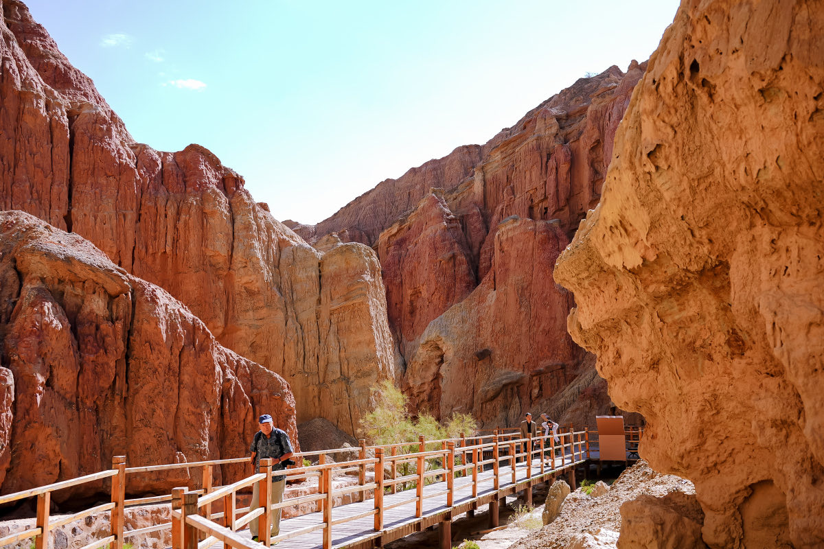 Passerella in un canyon dello Zhangye Danxia