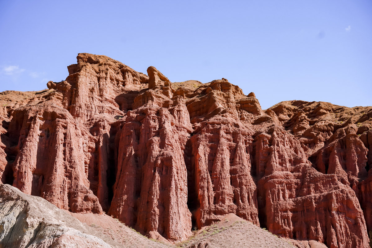 Pareti di roccia rossa modellate dall'erosione nello Zhangye Danxia