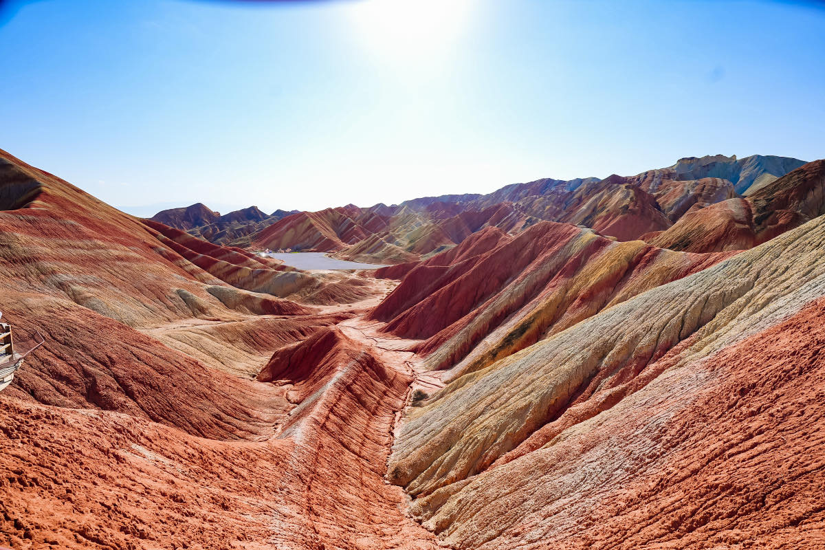 Una valle di colline a strisce rosse e ocra nello Zhangye Danxia