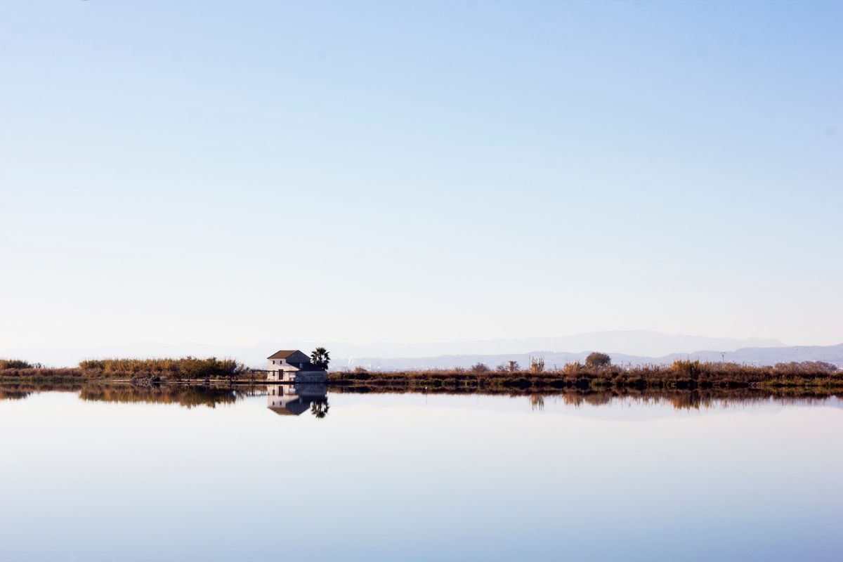 Una barraca riflessa nell'acqua del Parco Naturale dell'Albufera, vicino a Valencia