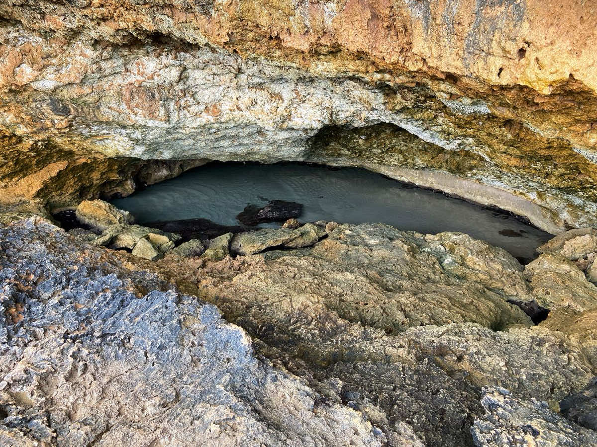 Cosa fare ad Aruba oltre le spiagge: Arikok, San Nicolas e un resort carbon neutral 3 Grotta marina tra le rocce sulla costa di Aruba