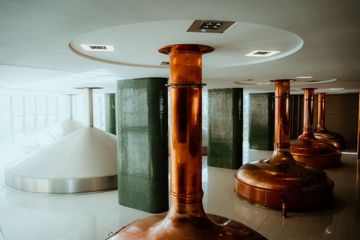 Cosa vedere in Repubblica Ceca oltre Praga: castelli, birrifici e siti UNESCO 4 I tini in rame di un birrificio a Plzeň