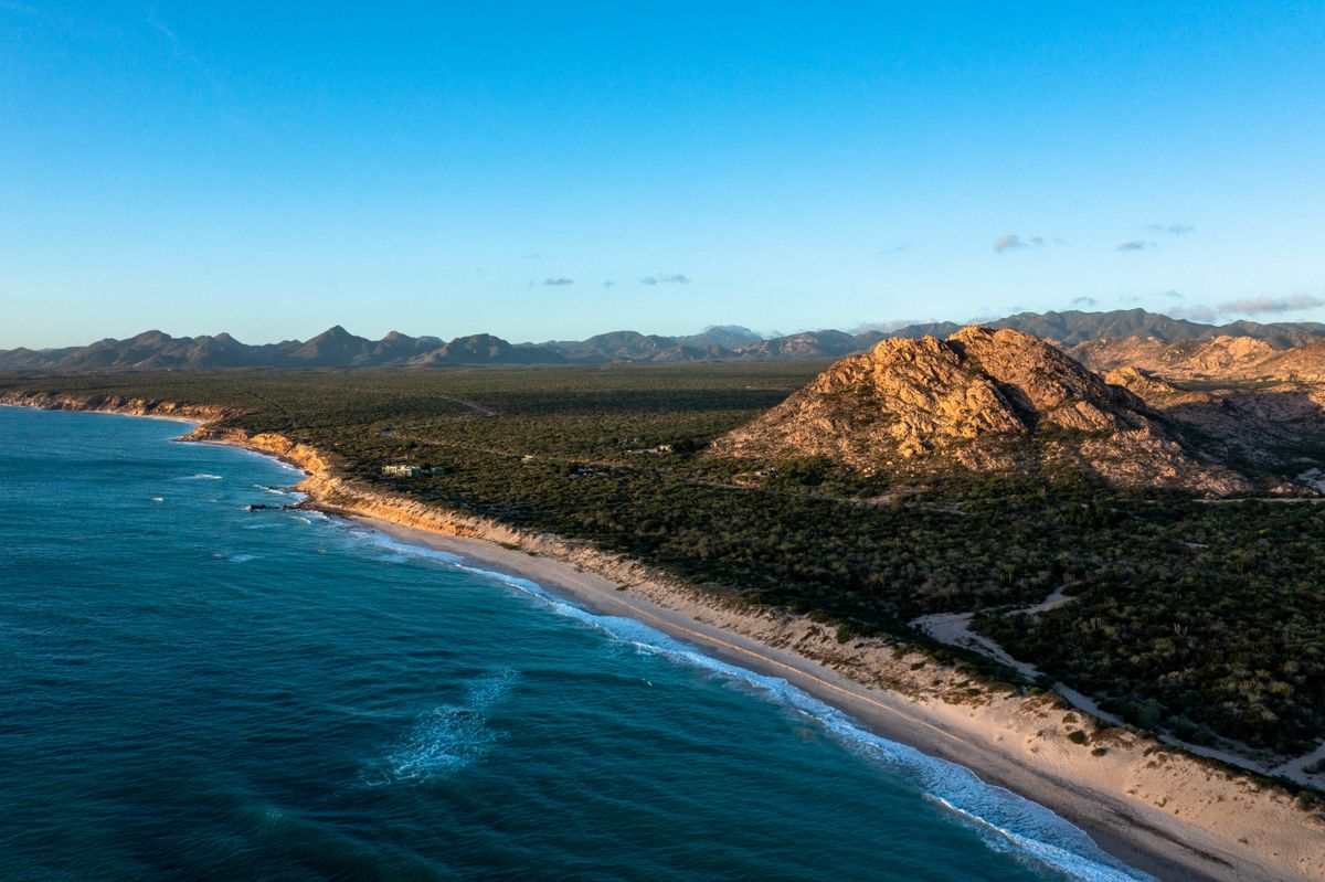 La costa rocciosa di Cabo Pulmo all'alba, Baja California Sur
