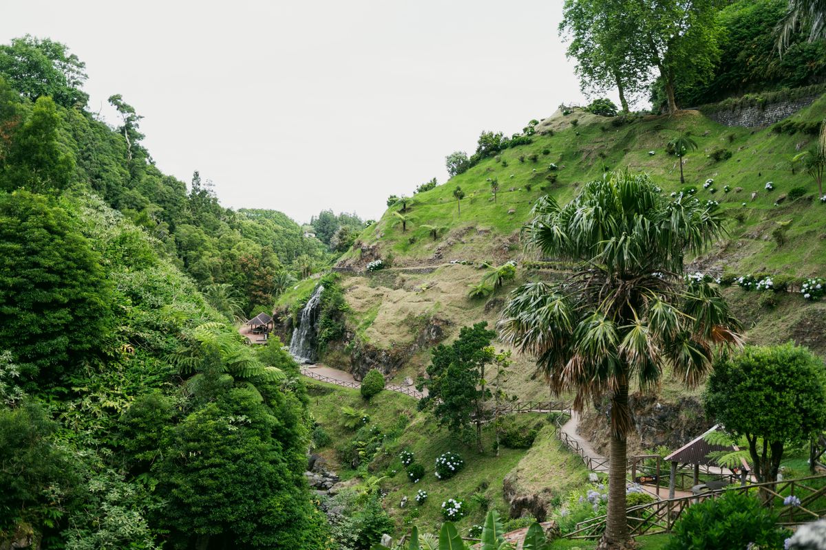 Cosa vedere alle Azzorre oltre São Miguel: quale isola scegliere 4 Una cascata tra il verde delle Azzorre
