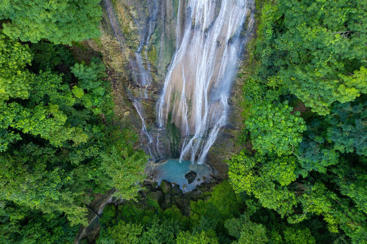 Una cascata nella foresta della Giamaica vista dall'alto