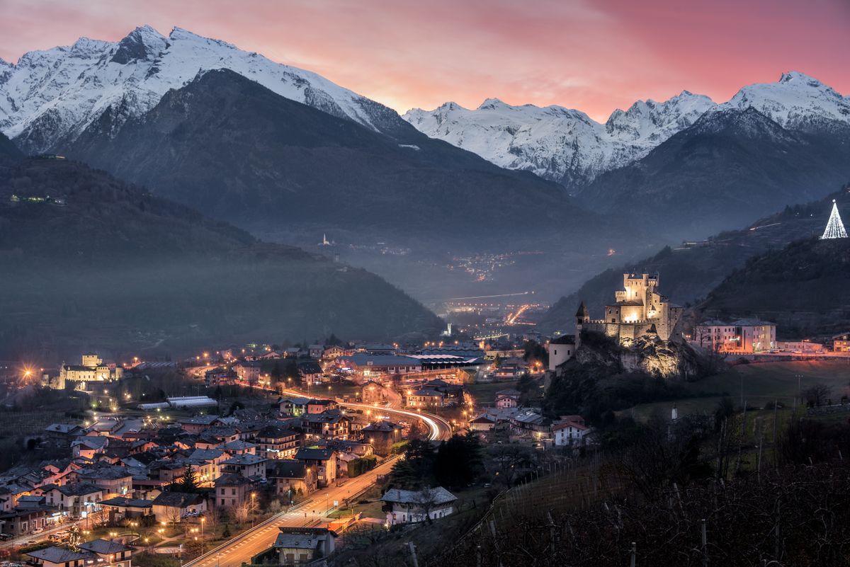Il castello di Saint-Pierre illuminato con le montagne innevate, Valle d'Aosta