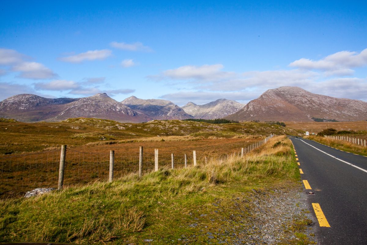 Strada di campagna tra le montagne del Connemara, in Irlanda